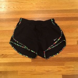 Back Nike shorts with stripes!!!🖤